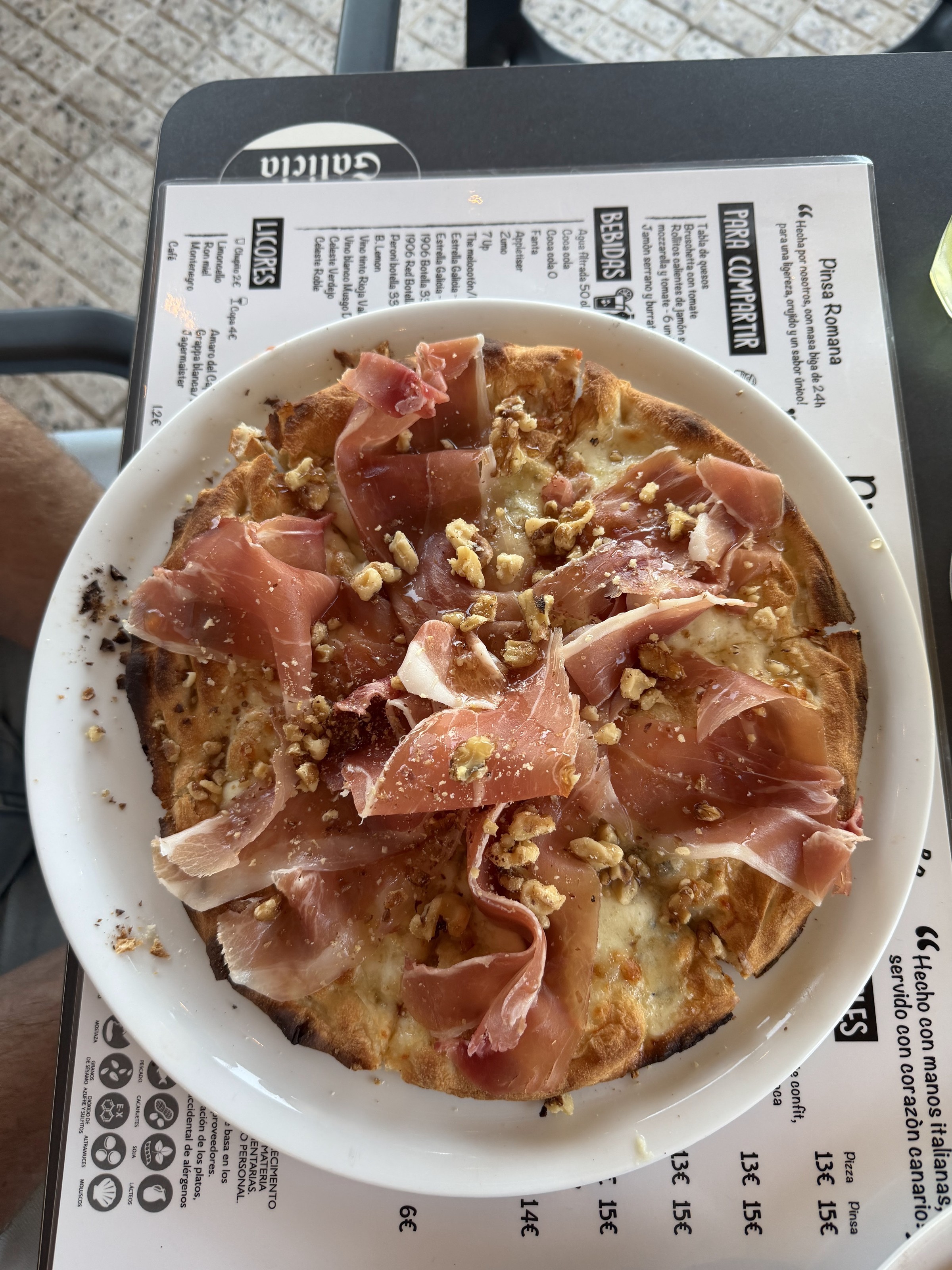 Pinsa Golosa con jamón serrano y nueces, vista desde arriba