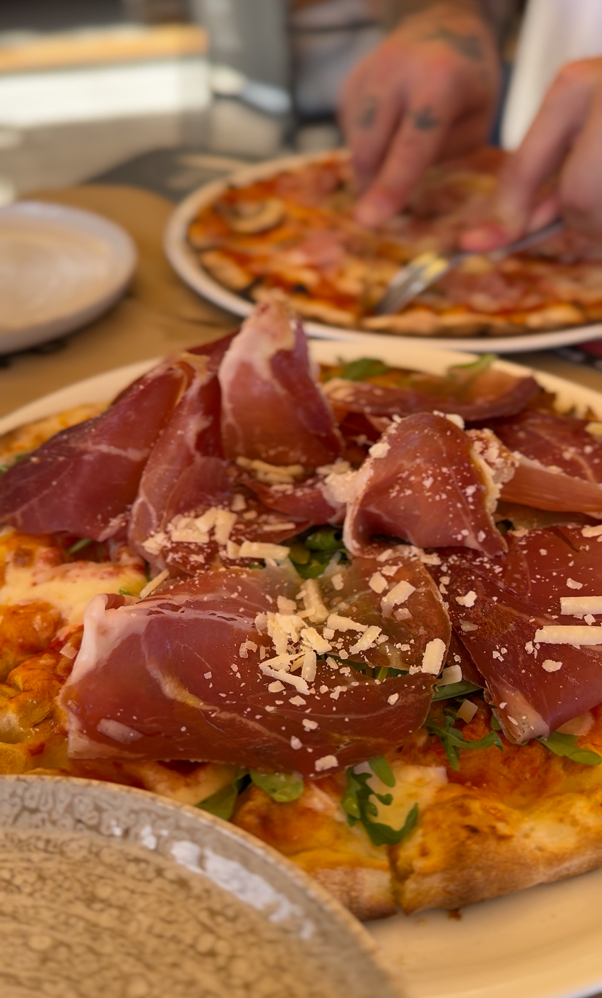 Pizza con jamón serrano, rúcula y parmesano